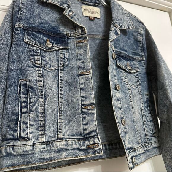 Ashley Vintage Charm Blue Denim Jacket, Acid Wash, Medium - Picture 3 of 13